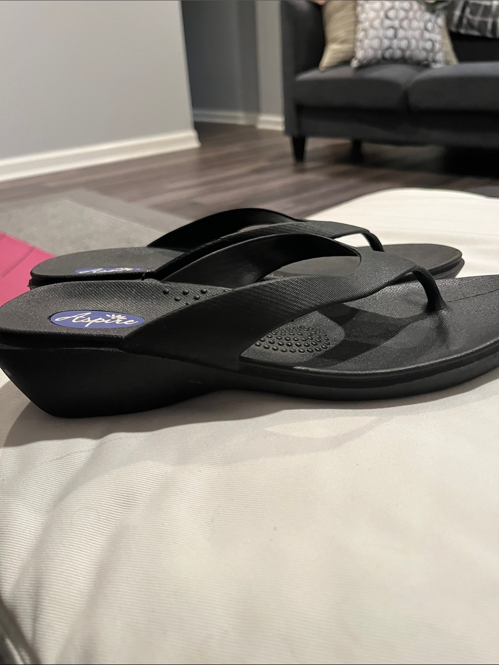 Aspire Black Women's Cushioned Thong Sandals size M/L - Picture 3 of 6